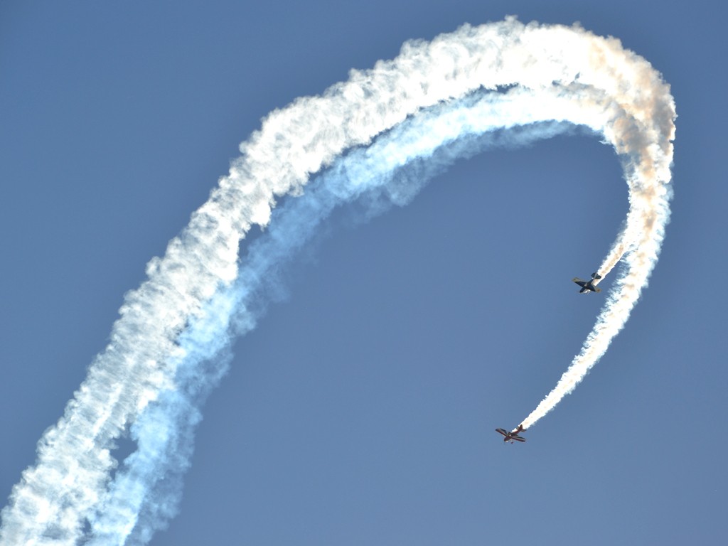 Acrobacias al por mayor para miles de fanáticos en la 40º Convención en Vuelo de la EAA